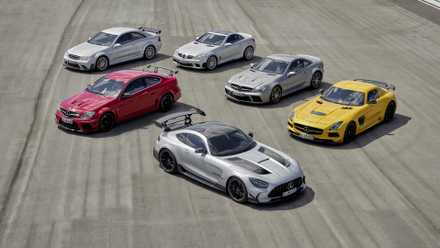 Linha Mercedes-AMG Black Series estacionada na pista