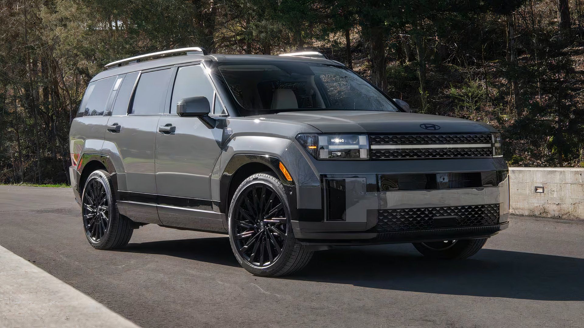 2025 Hyundai Santa Fe Caligrafia em cinza dirigindo na estrada