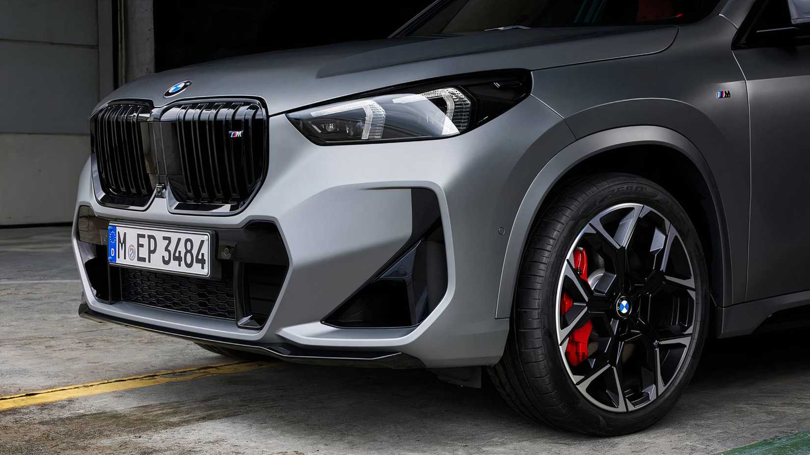 2025 BMW X1 M35i em prata estacionado