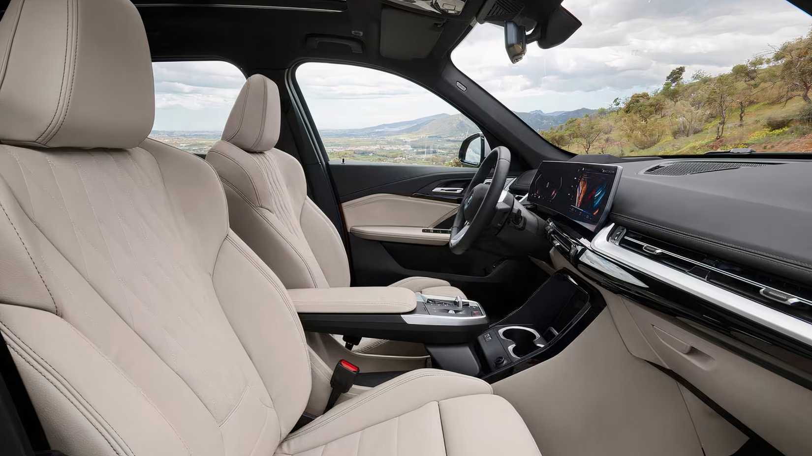 Interior do BMW X1 xDrive28i 2025 mostrando cabine frontal