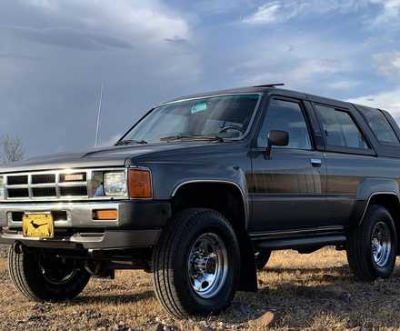 1985 Toyota 4Runner SR5 em azul estacionado fora de estrada