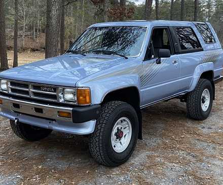 1987 Toyota 4Runner SR5 em azul estacionado na floresta