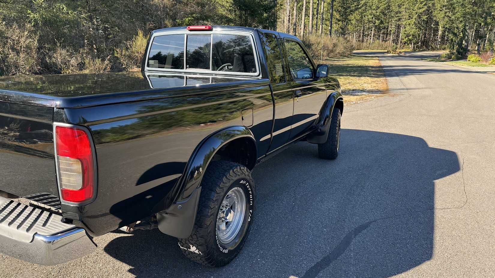 2000 Nissan Frontier King Cab in black rear end