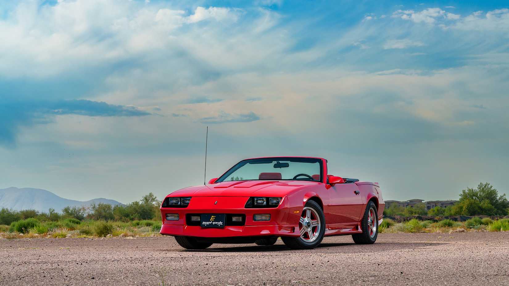 Chevrolet Camaro Z28 1992 em vermelho estacionado com teto abaixado