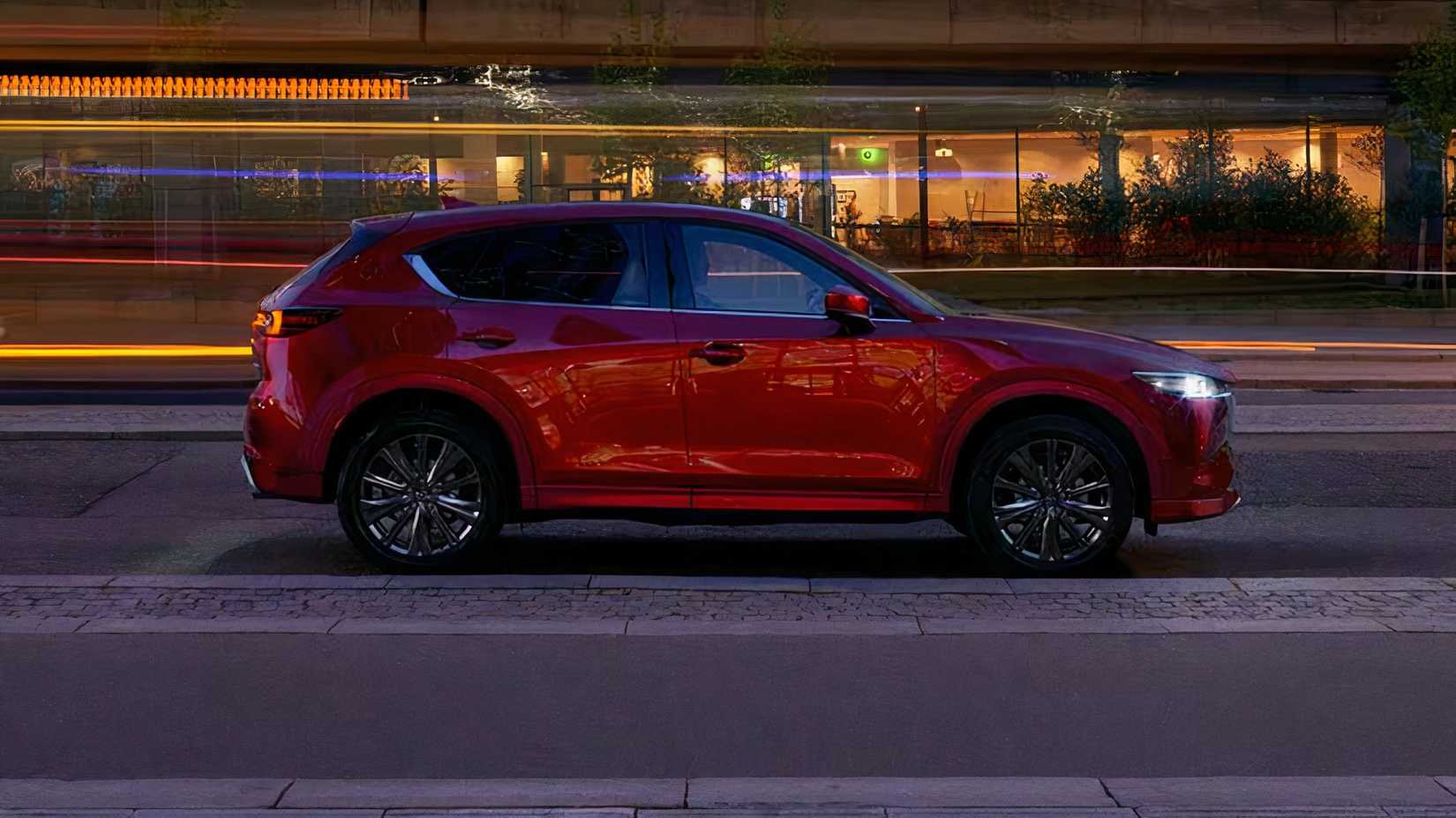 2025 Mazda CX-5 em vermelho estacionado na rua da cidade