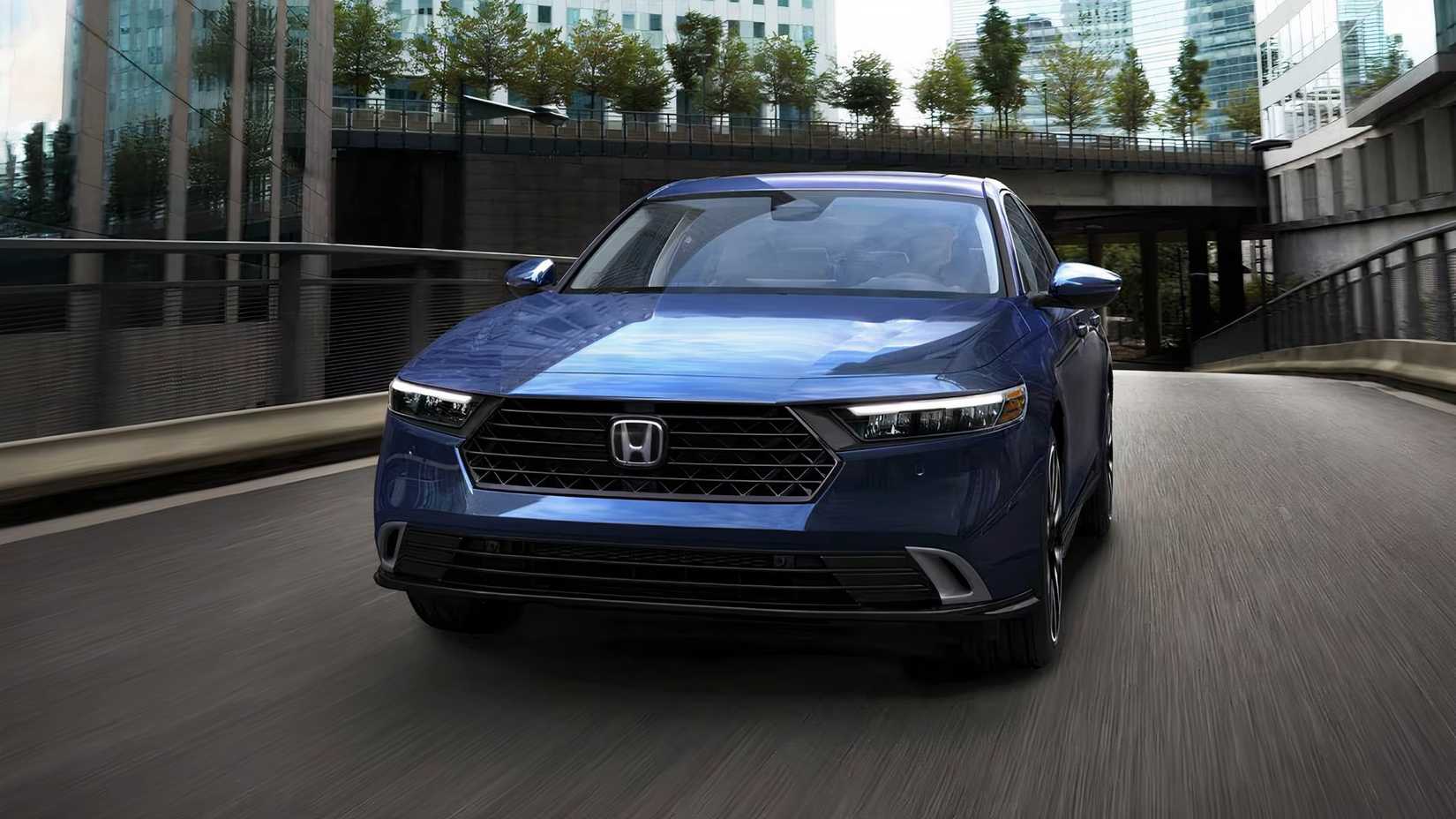 2025 Honda Accord Touring Hybrid em azul dirigindo na estrada