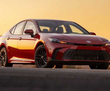 2025 Toyota Camry SE em vermelho estacionado