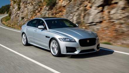 Foto de ação 3/4 frontal do Jaguar XF