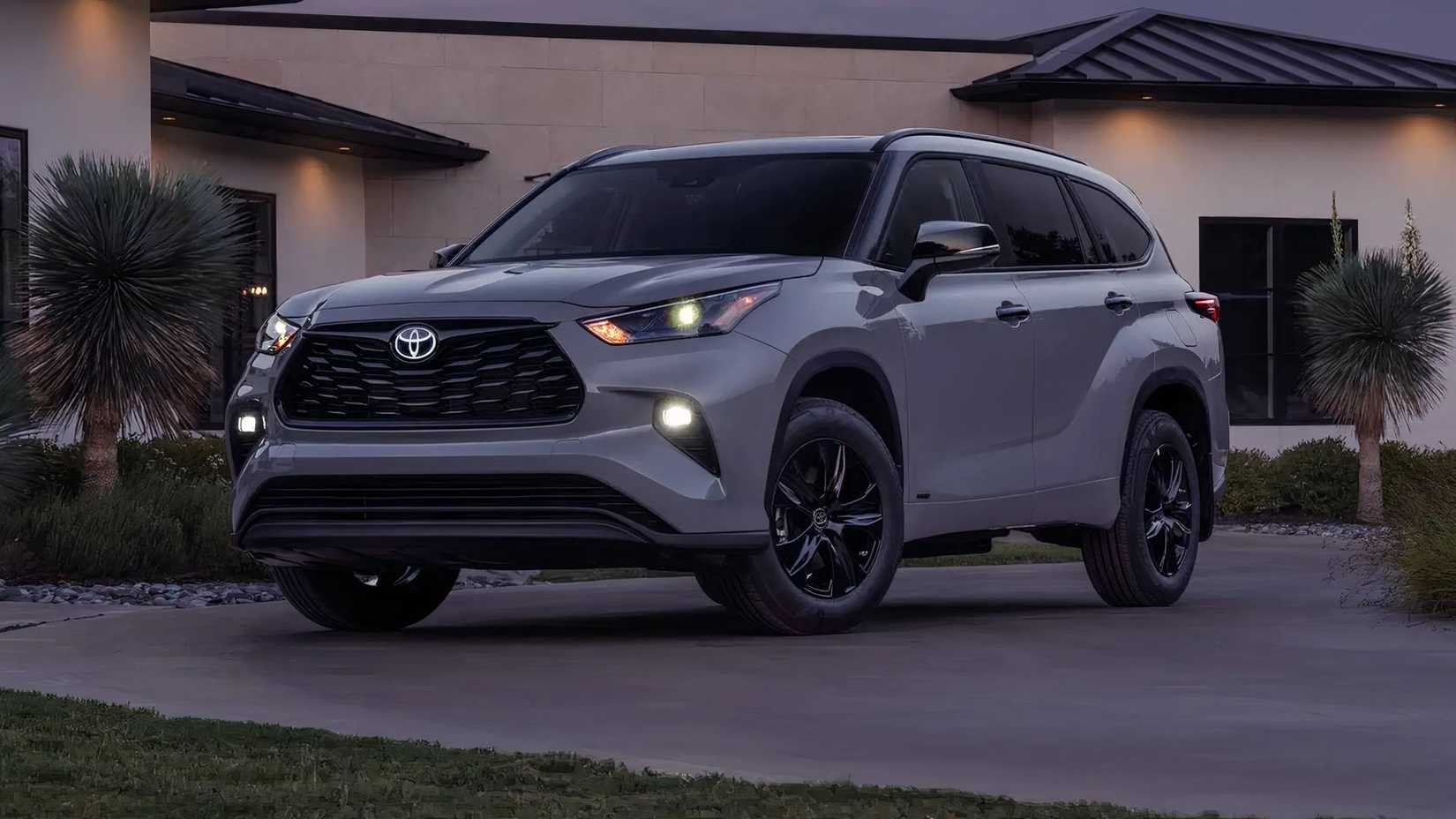 Front 3/4 shot of a 2025 Toyota Highlander