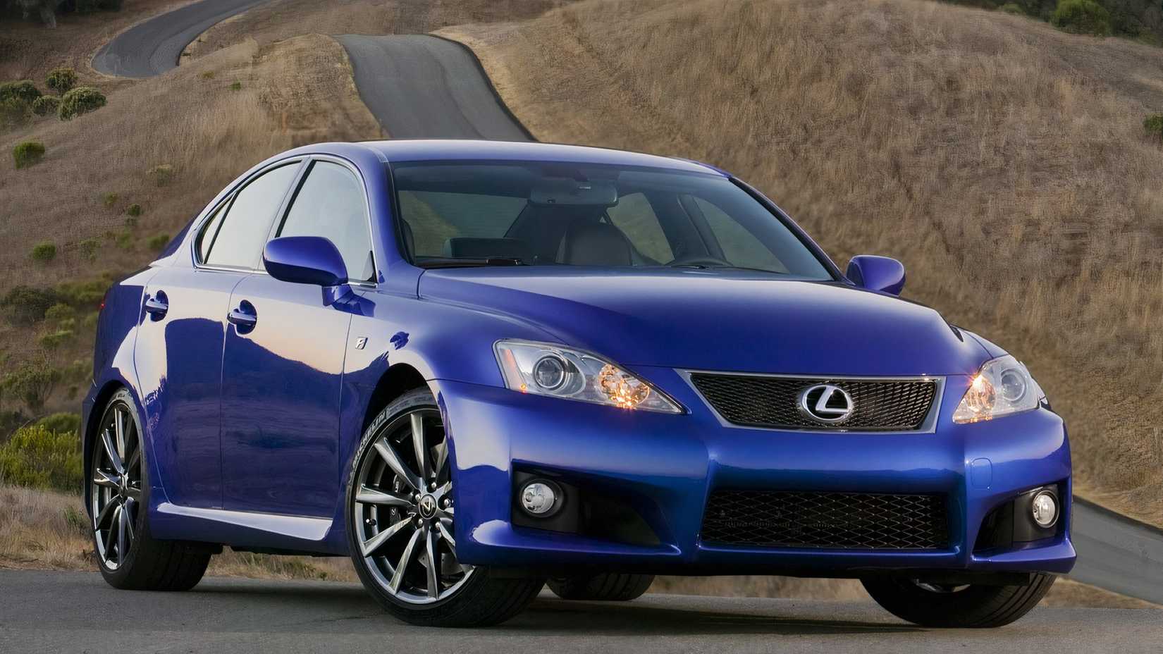 Foto frontal 3/4 de um Lexus IS F 2008 estacionado
