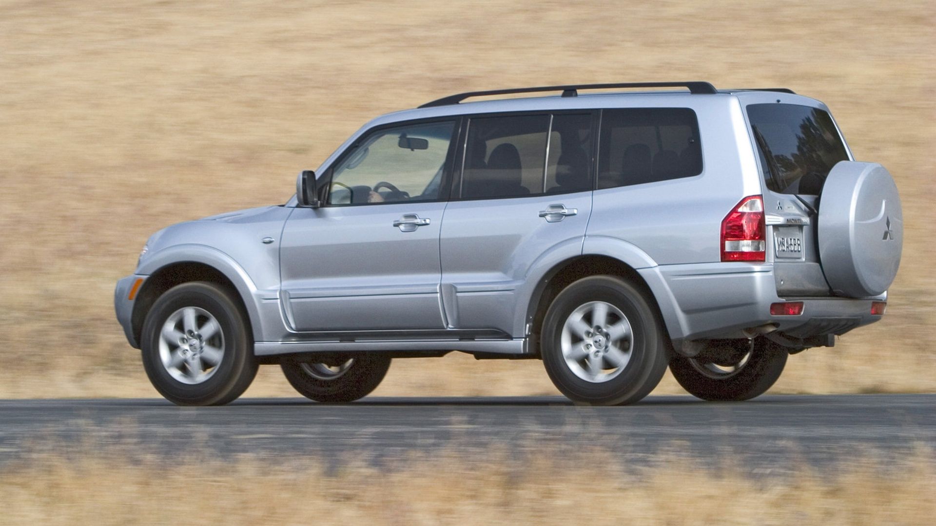 Mitsubishi-Montero-2005-Rear_Three-Quarter