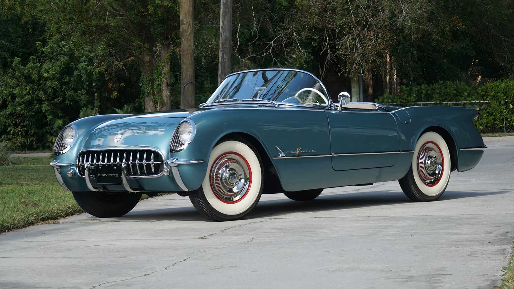 Vista lateral 3/4 do Chevrolet Corvette Roadster 265 1955
