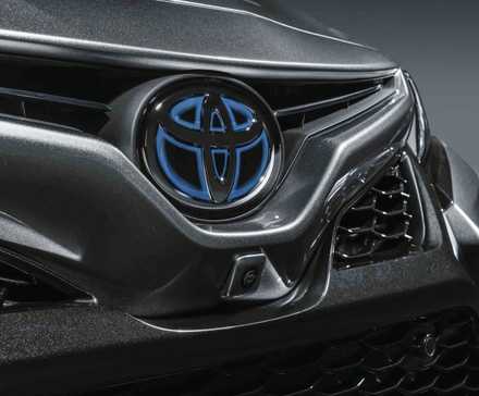 Close-up do emblema dianteiro híbrido do Toyota Camry XSE 2022