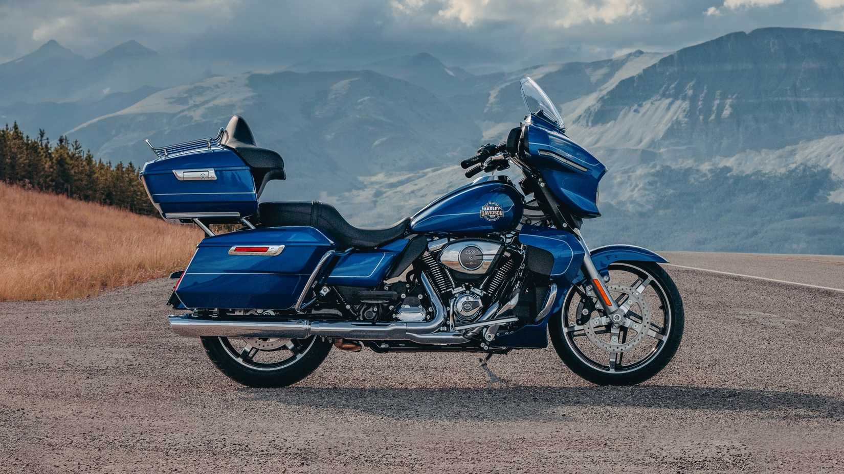 2025 Harley-Davidson Street Glide Ultra in blue side profile