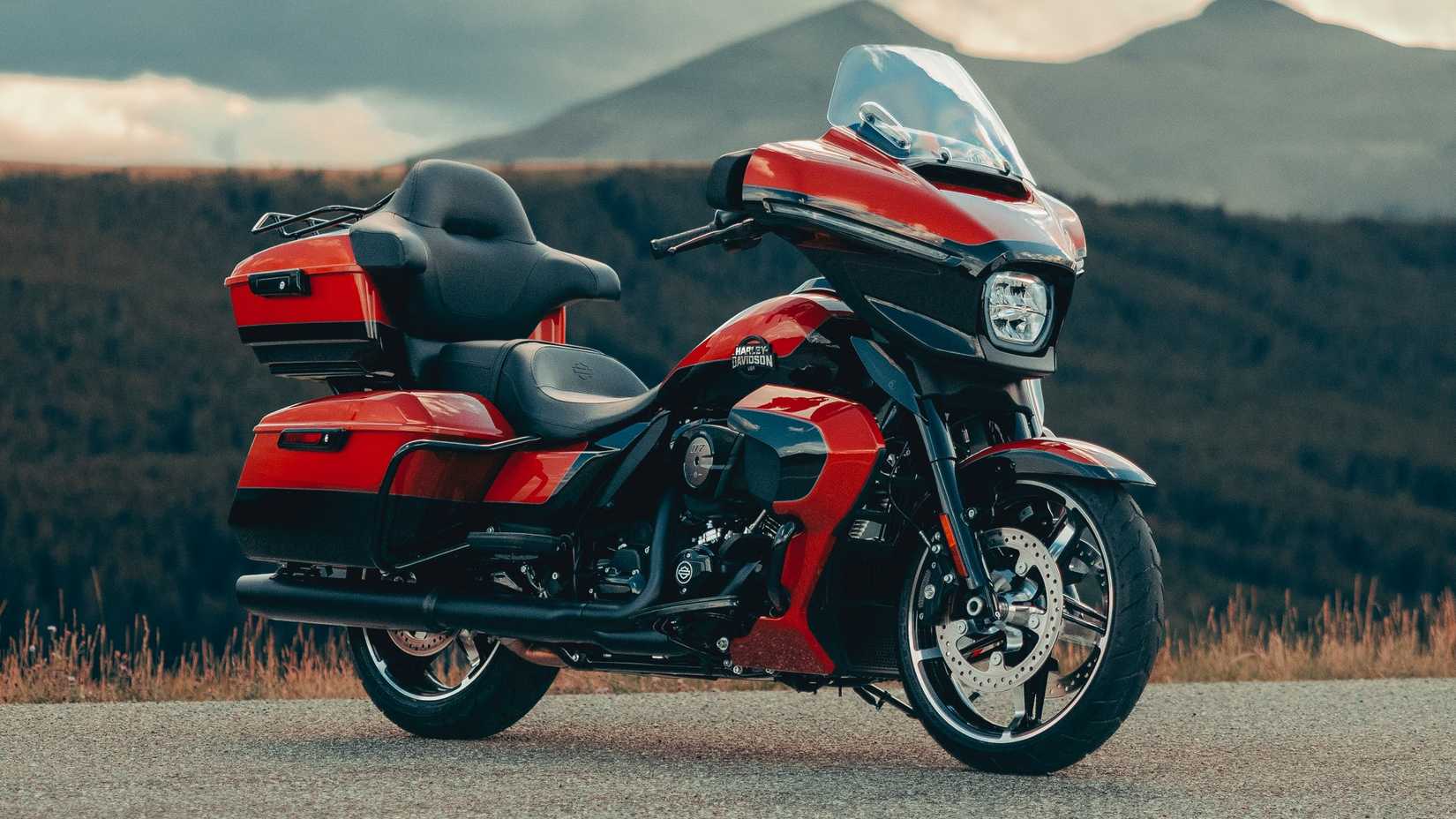 2025 Harley-Davidson Street Glide Ultra front third quarter view