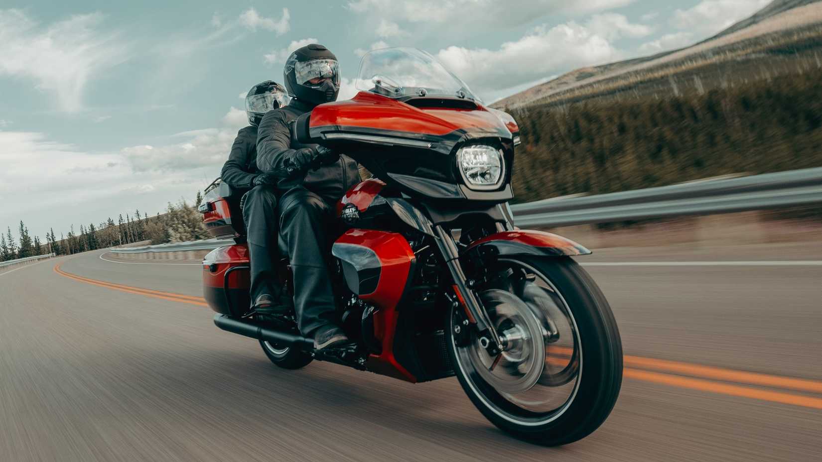 2025 Harley-Davidson Street Glide Ultra new color front third quarter view