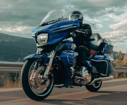 2025 Harley-Davidson Street Glide Ultra em vista frontal azul do terceiro quarto