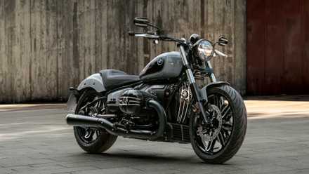 Vista frontal do terceiro trimestre da bicicleta cruiser BMW R 18 2025
