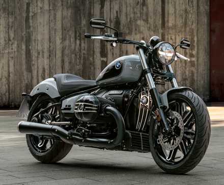 Vista frontal do terceiro trimestre da bicicleta cruiser BMW R 18 2025