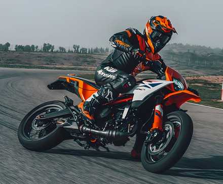 2025 KTM 390 SMC R supermoto deslizando na pista