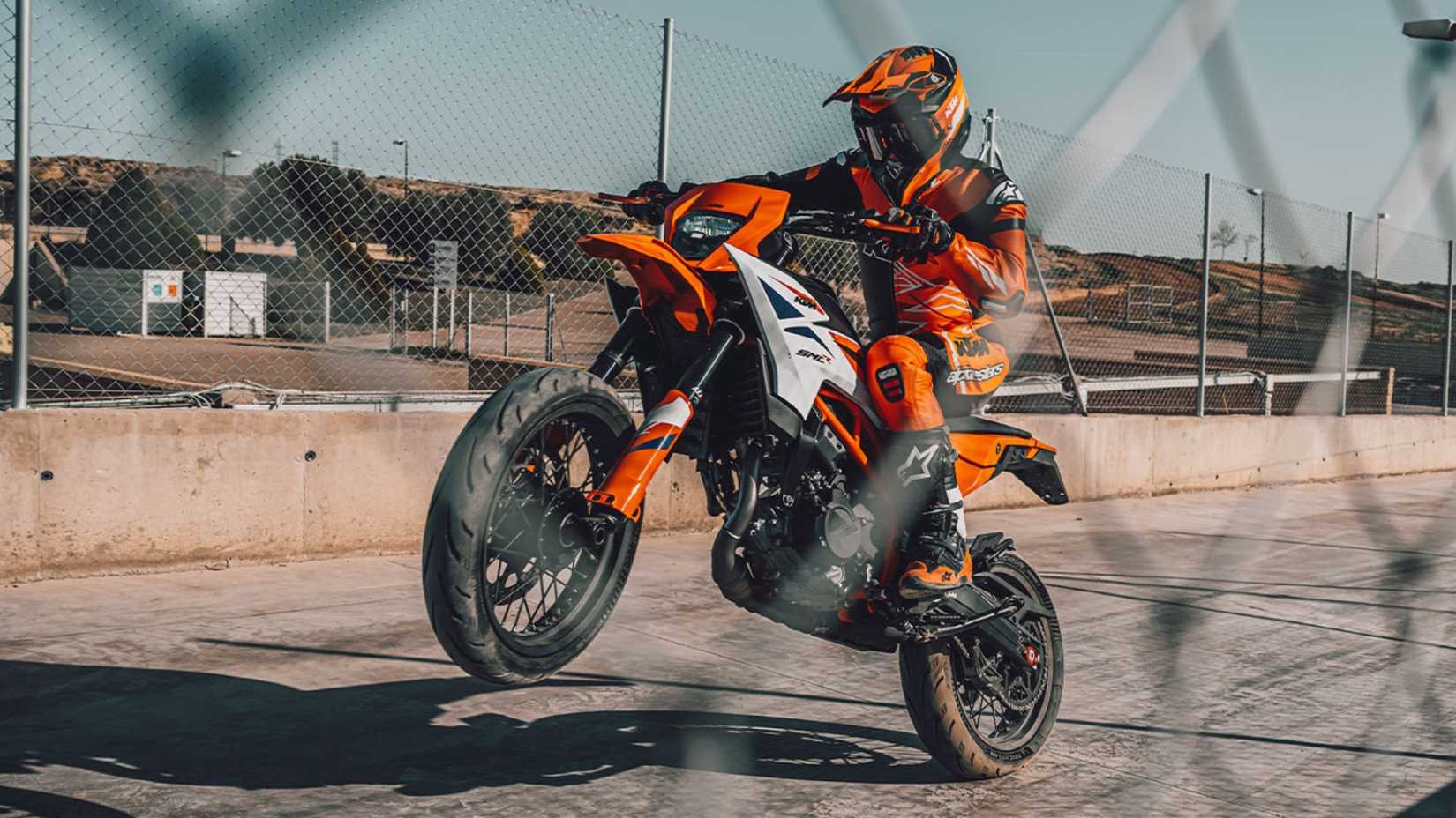 2025 KTM 390 SMC R abrindo um papel de parede HD Supermoto com cavalinho