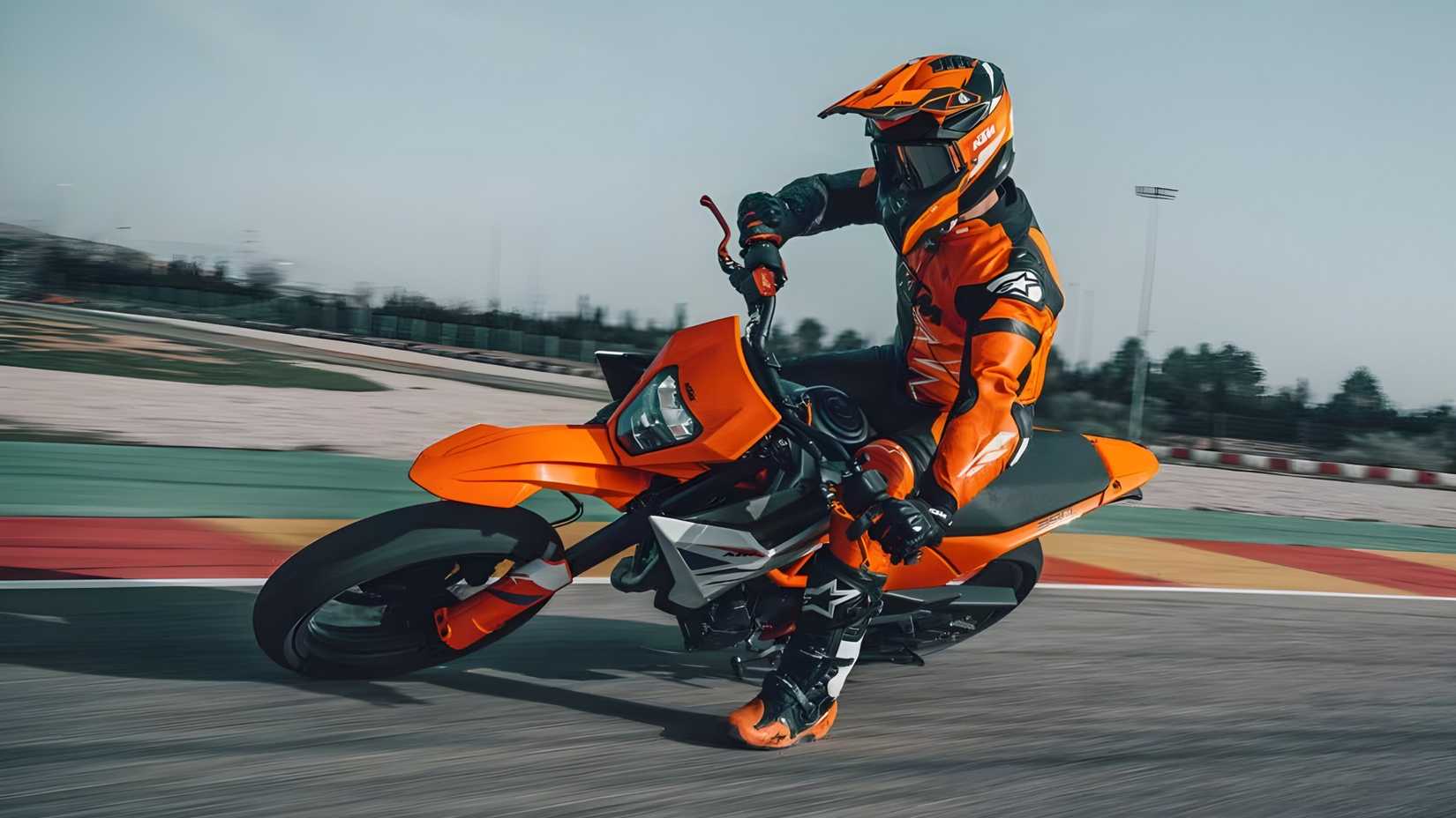 2025 KTM 390 SMC R na pista deslizando papel de parede hd