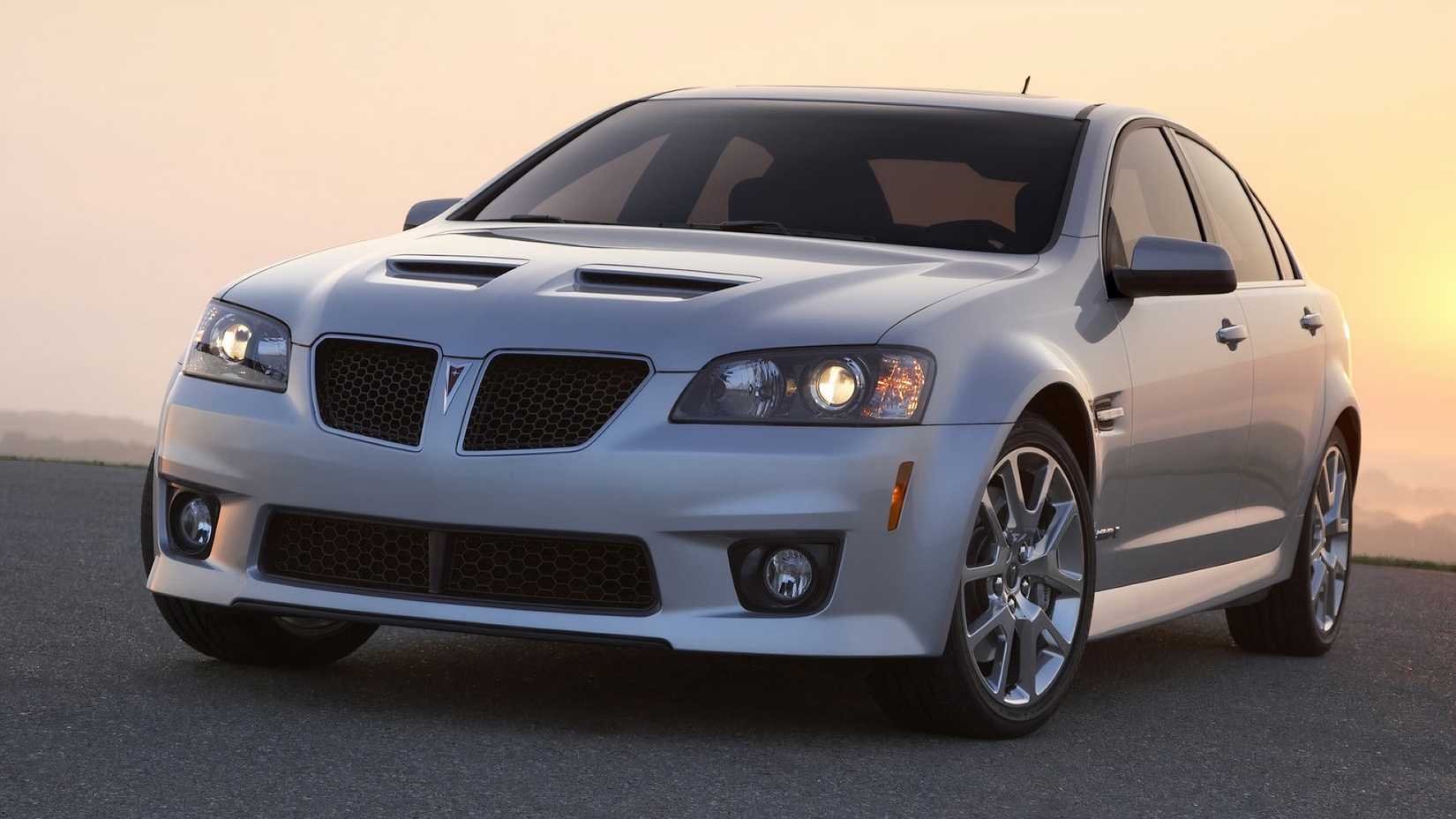 Foto frontal 3/4 de um Pontiac G8 GXP 2009