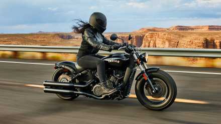 Piloto em uma Indian Scout Bobber Sixty 2024