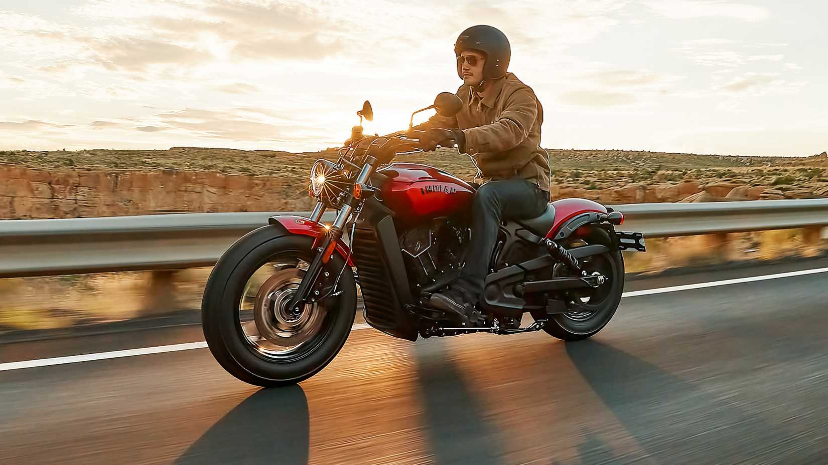 Piloto em uma Indian Scout Bobber Sixty 2024