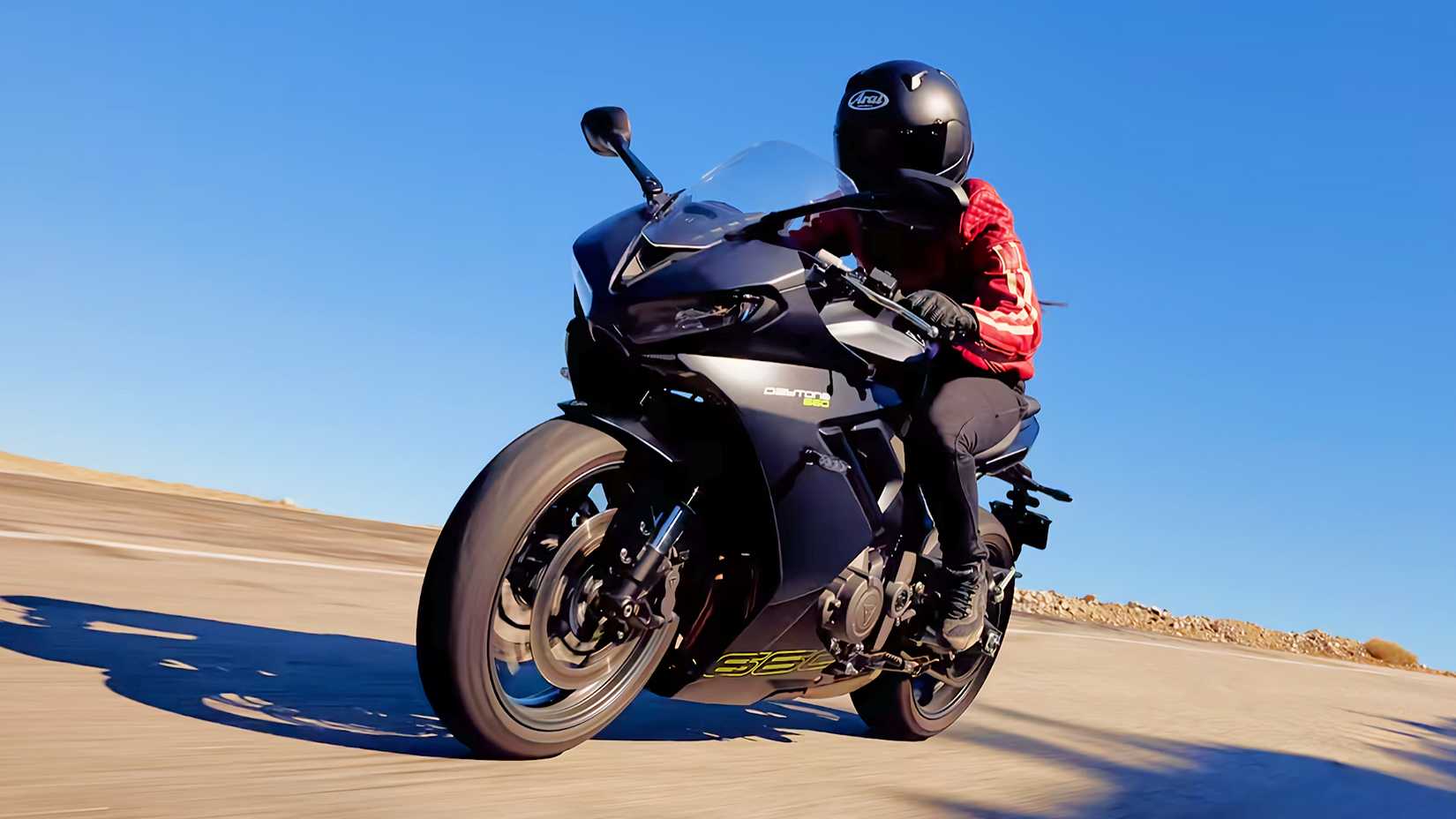Piloto em uma Triumph Daytona 660 2025
