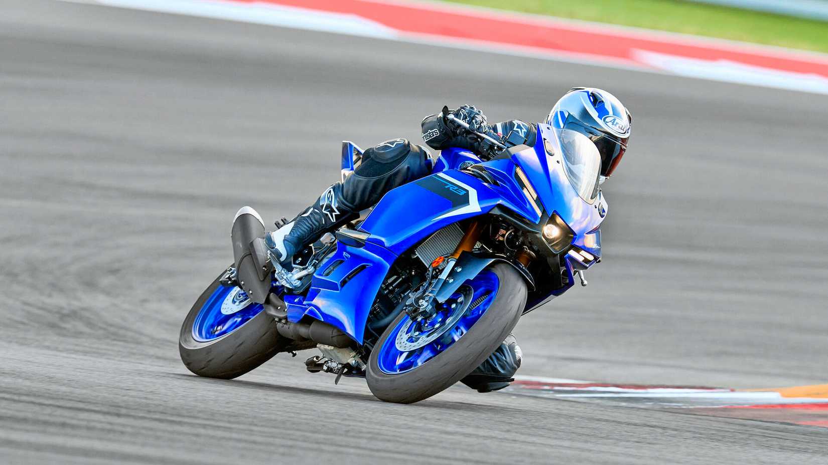 Piloto em uma Yamaha YZF-R3 2025 fazendo curvas em uma pista