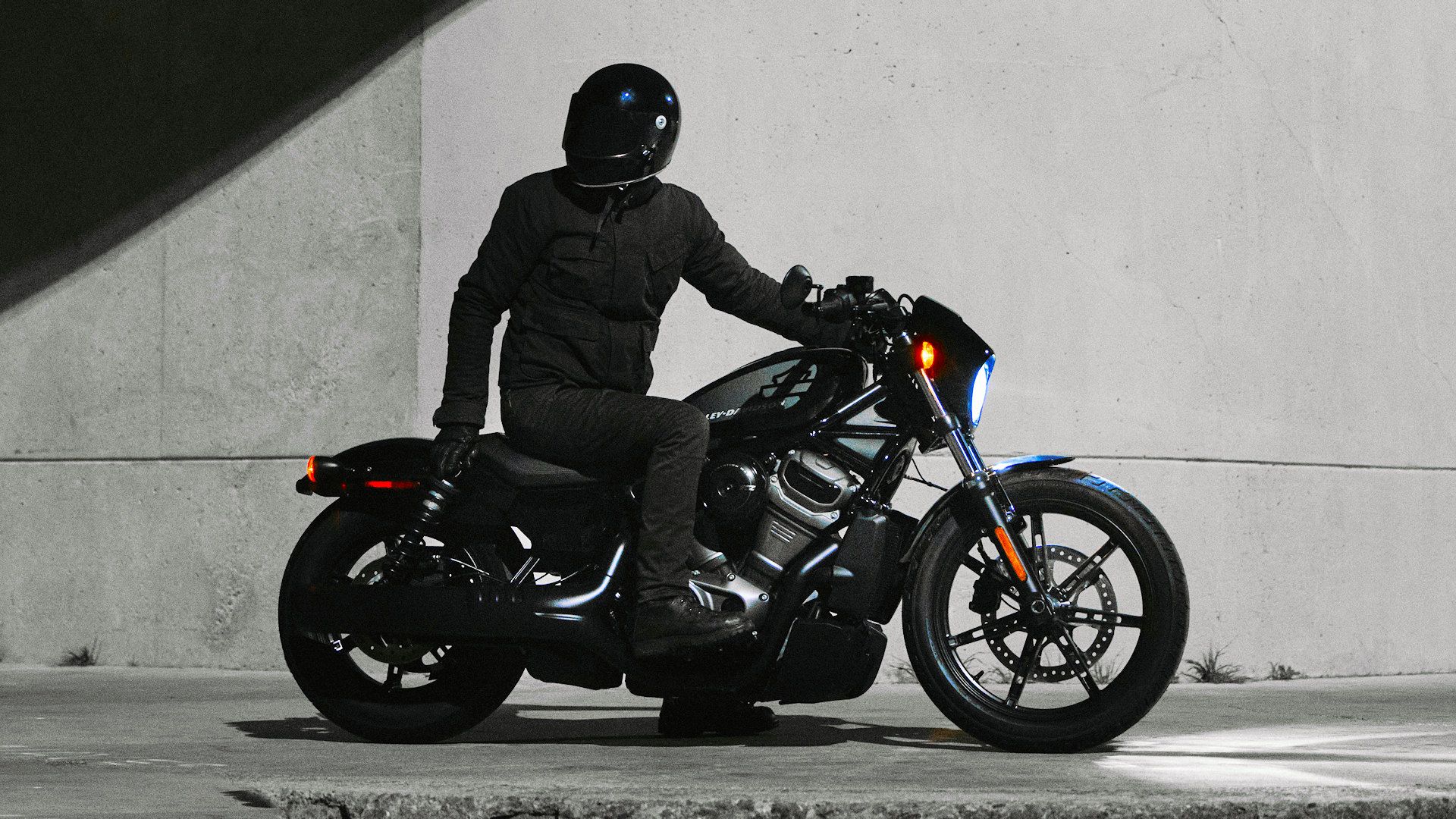 Piloto sentado em uma Harley-Davidson Nightster
