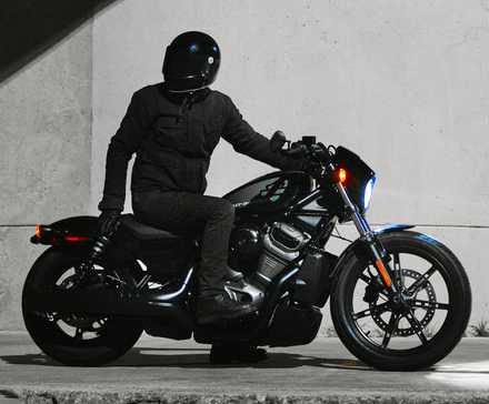 Piloto sentado em uma Harley-Davidson Nightster