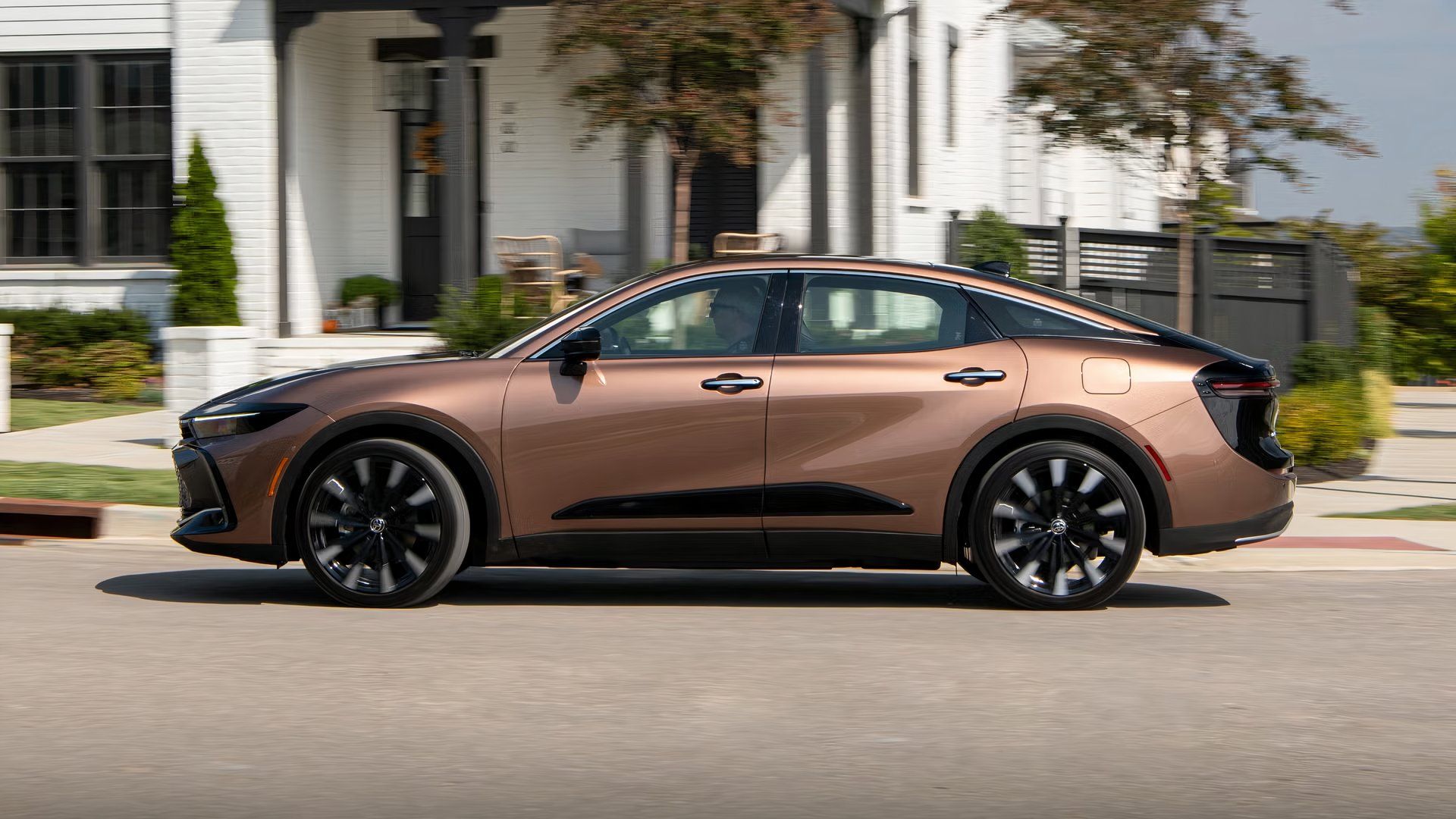 Uma foto de perfil estático de um Toyota Crown de bronze