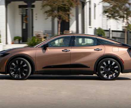 Uma foto de perfil estático de um Toyota Crown de bronze