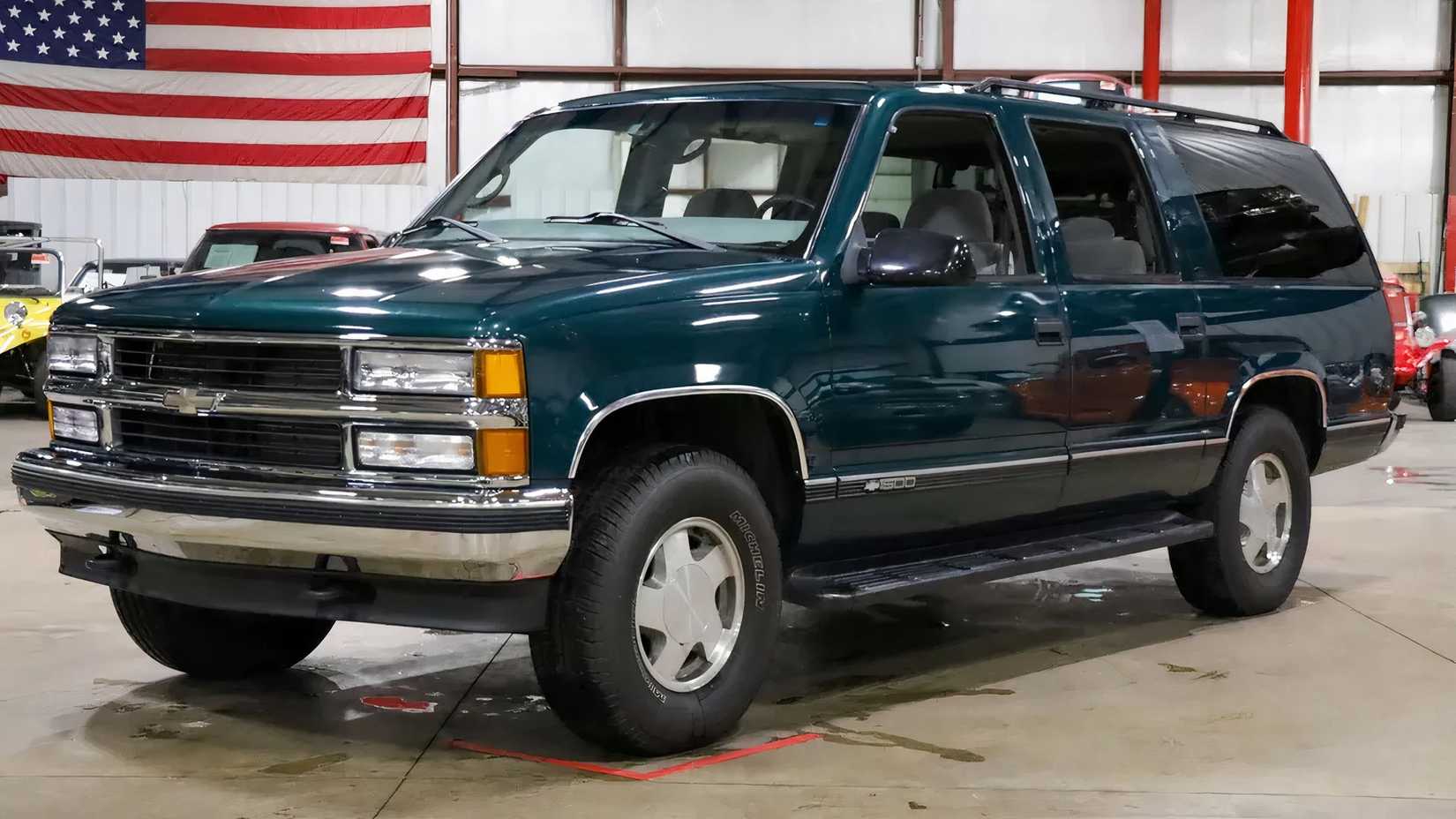 Chevy Suburban 1998 de oitava geração, frente 3/4