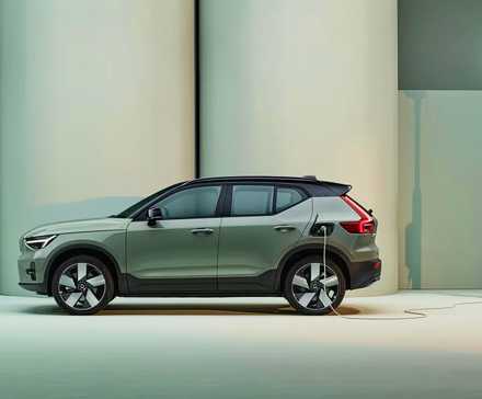 Um Volvo XC40 Recharge SUV verde está sendo carregado.