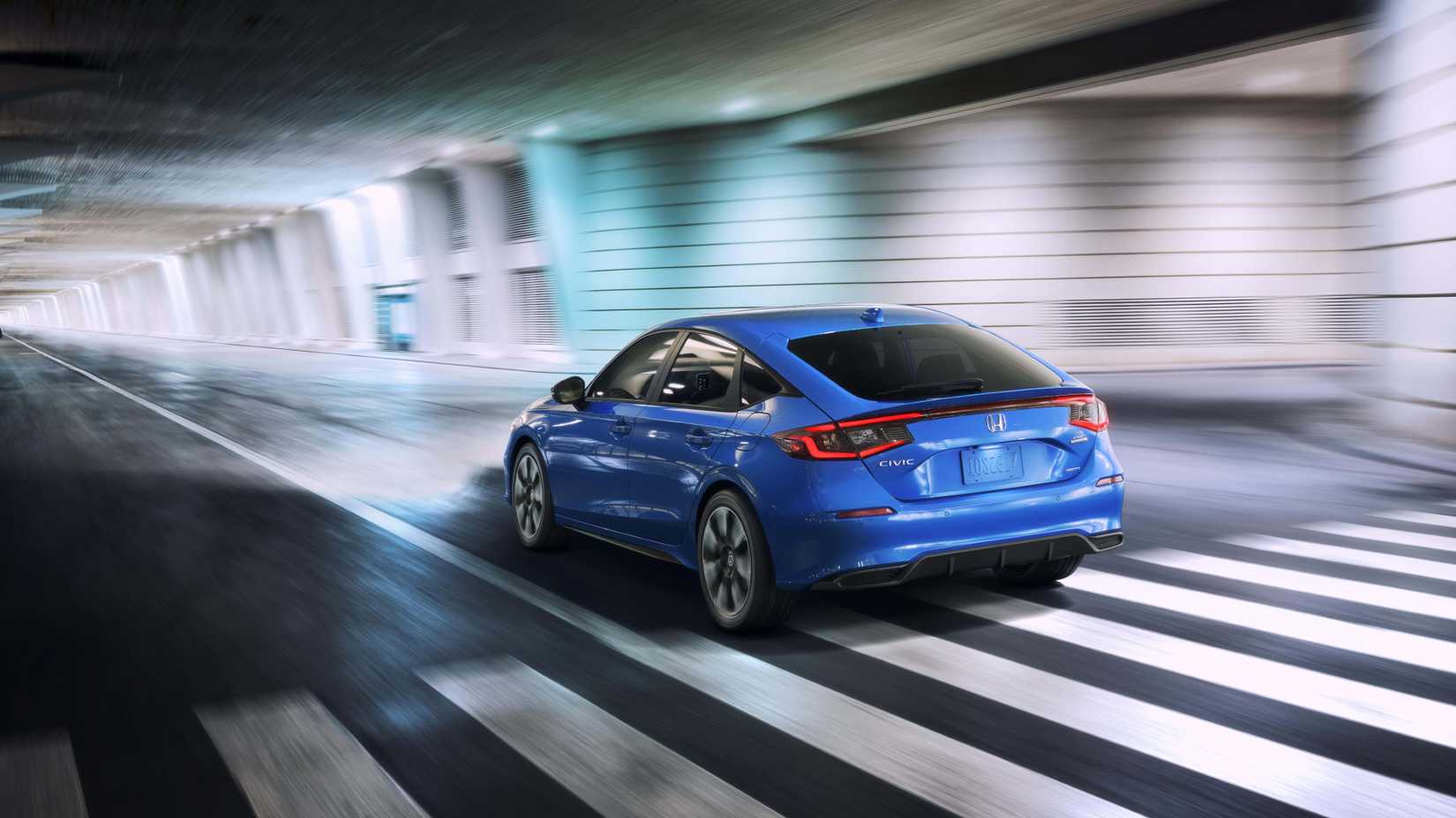 2025 Honda Civic Hatchback Sport Touring Exterior Híbrido Dirigindo Através do Túnel