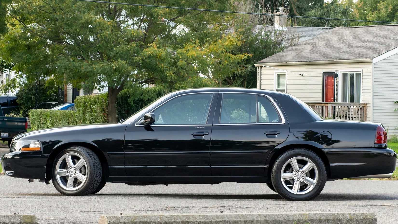 Um Mercury Marauder 2003 estacionado em um pequeno bairro