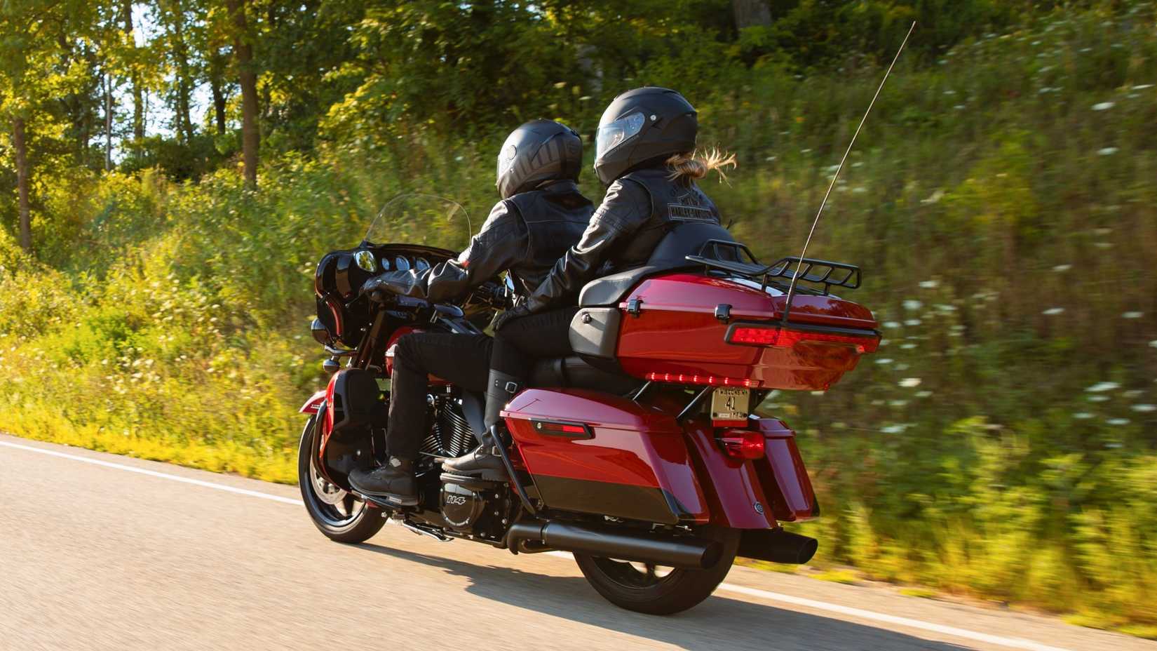 Harley-Davidson Ultra Limited deslizando na estrada, vista traseira do terceiro quarto