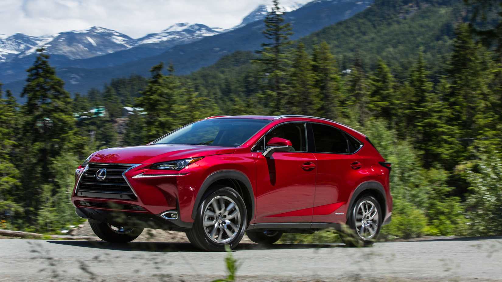 2020 Lexus NX 300h estacionado perto de montanhas