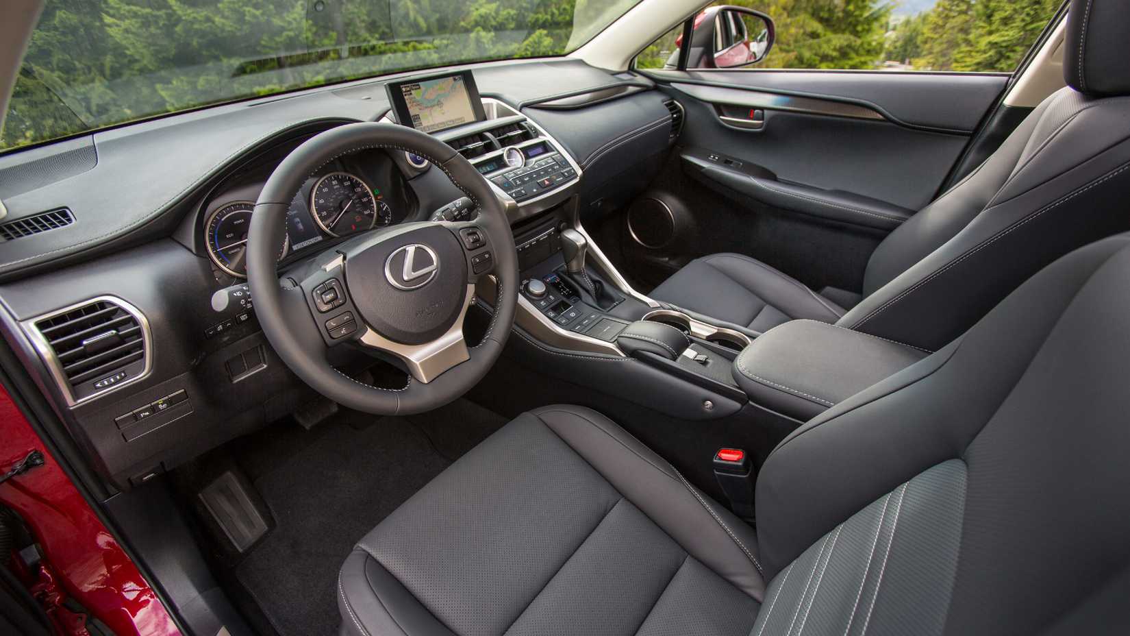 Visão geral da cabine dianteira interna do Lexus NX 300h 2020