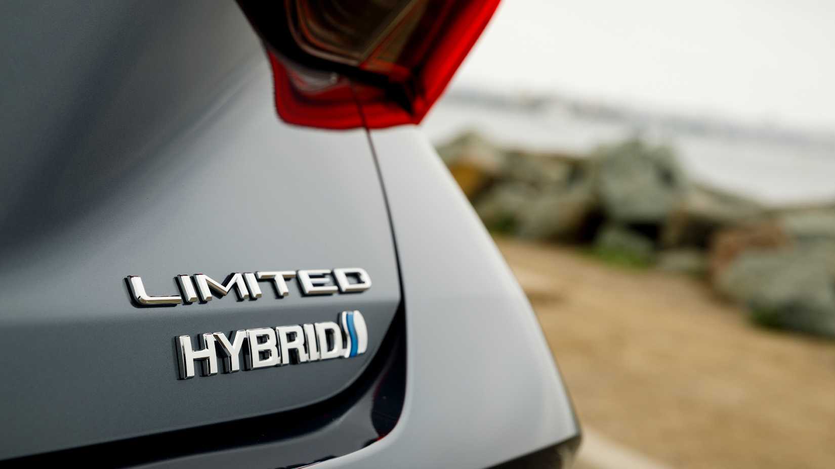 2020 Toyota Avalon Hybrid Limited exterior close-up do emblema