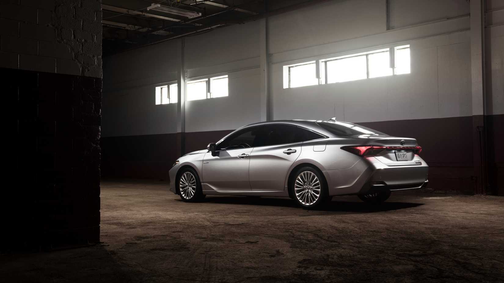 2020 Toyota Avalon Hybrid Limited Exterior Lateral e Perfil Traseiro