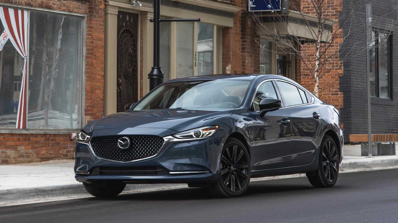 2021 Mazda 6 frontal 3/4 tiro estacionado na estrada