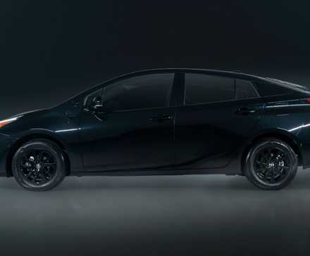 Foto lateral de um Toyota Prius 2022 preto