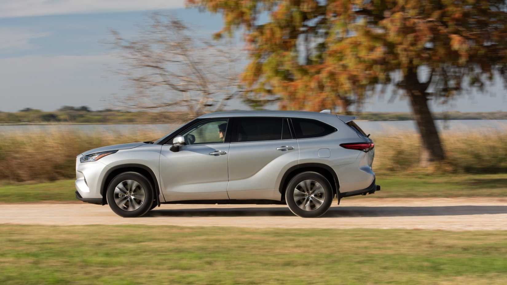 2022 Toyota Highlander XLE FWD Exterior Driving Down Road Side Profile