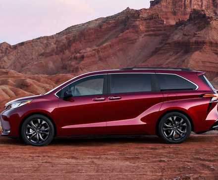 Foto do perfil lateral de um Toyota Sienna XSE Ruby Flare Pearl 2024