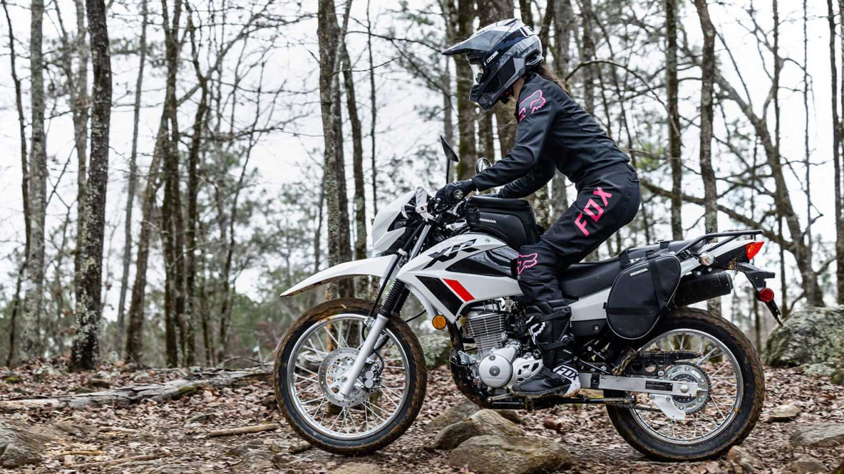 Suspensão de longo curso para motocicleta esportiva dupla Honda XR150L 2025 no trabalho