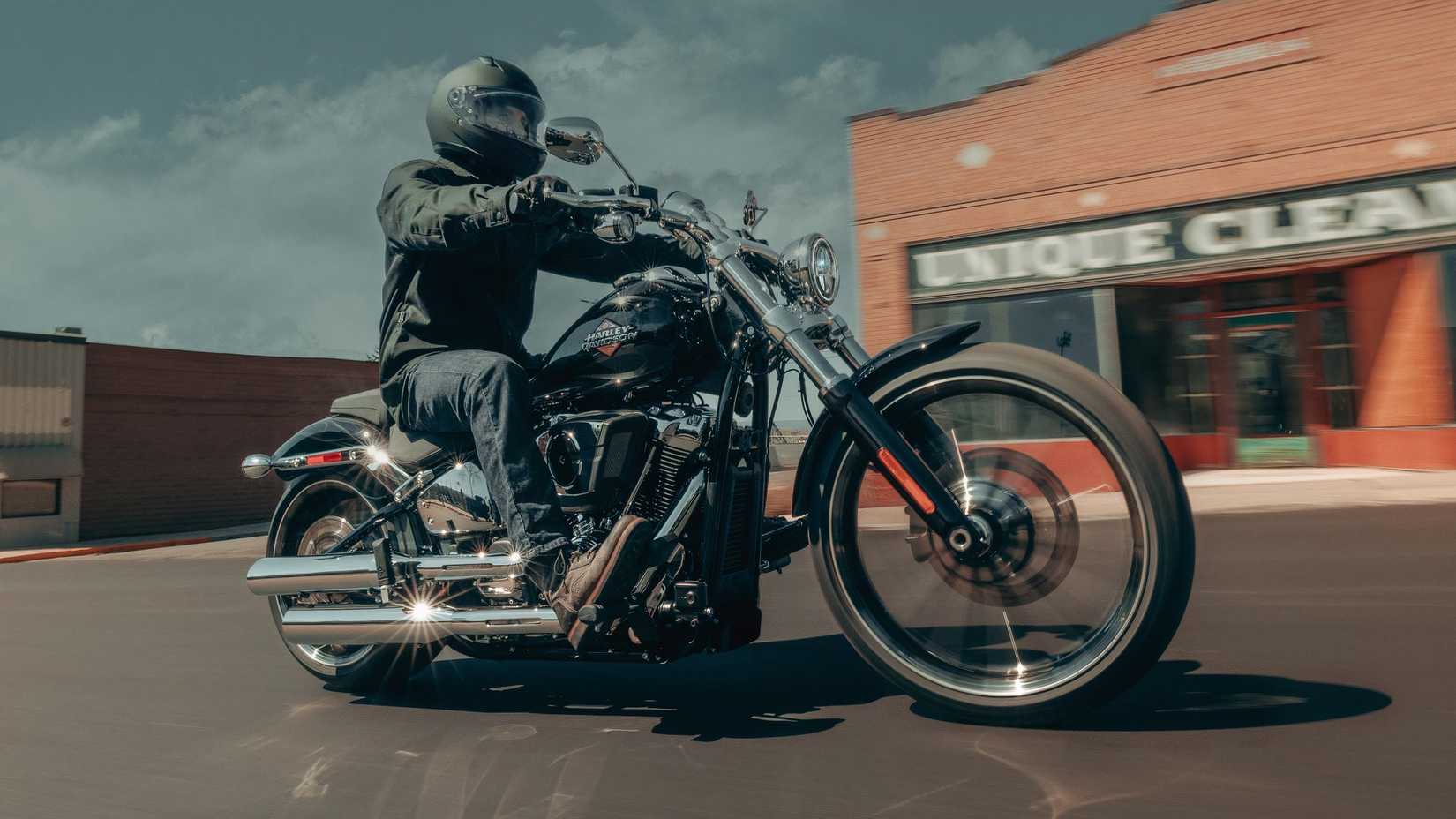 2025 Harley-Davidson Breakout acelerando a visão frontal do terceiro trimestre